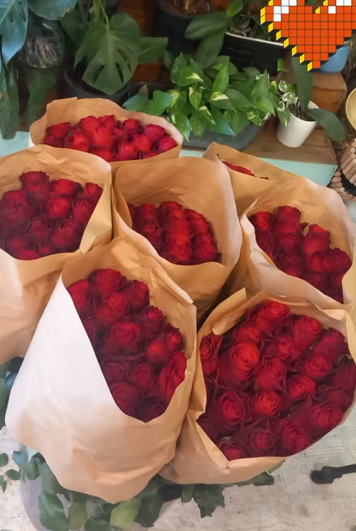 Kraft ambalajlı kırmızı gül buketleri — Lotus Çiçek Akademi