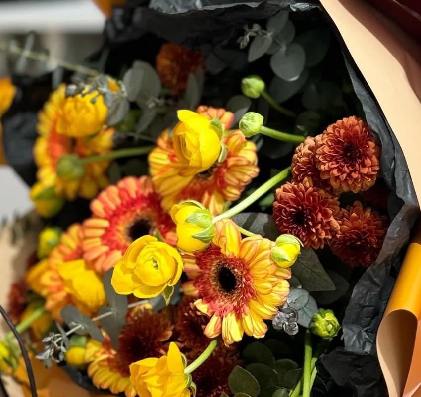 Sarı ranunkulus ve gerbera ile sıcak tonlu buket