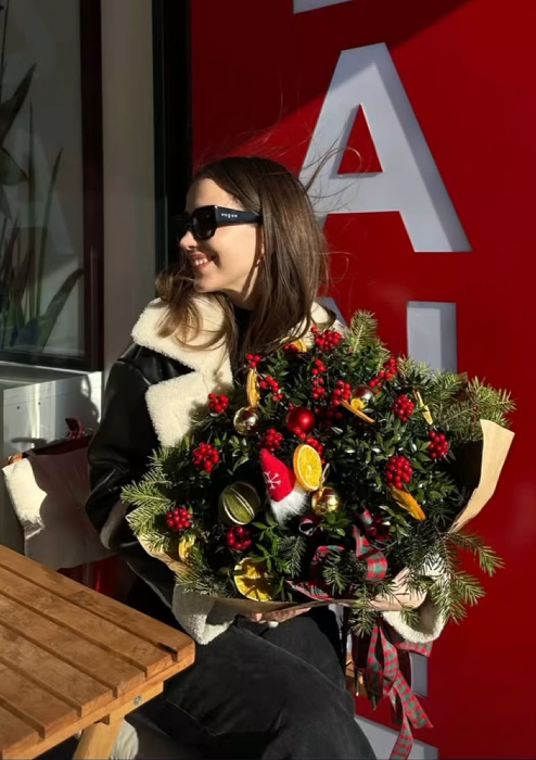 Kış ve yılbaşı temalı büyük buket — çam yeşilliği, kırmızı böğürtlen, kurutulmuş portakal ve şık ekose kurdele ile kraft ambalaj
